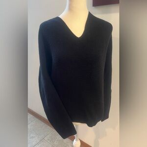 UNIQLO | ladies v-neck knit sweater. Size: M